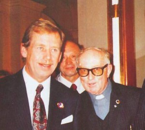 President Václav Havel a otec Lang v londýnském jesuitském kostele ve Farm Street - na mši svaté s československou krajanskou komunitou - duben 1990