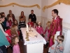 deti-kolem-oltare-zpivaji-otce-nas